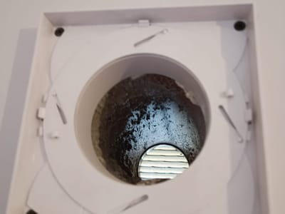 Extract fan not connected to its duct — Bathroom